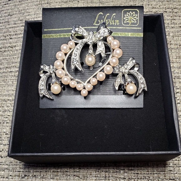 VNTG Lilylin Crystal & Faux Pearl Silvertone Heart & Bows Brooch and Earring set - Picture 2 of 13